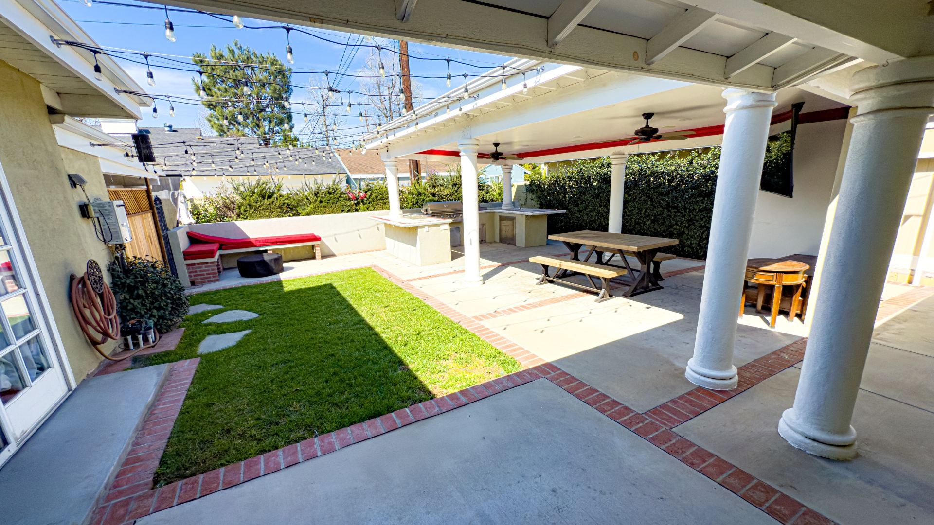 Accommodation in Van Nuys - Kitchen